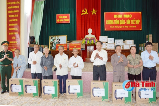 Trao quà cho các gia đình chính sách trên địa bàn