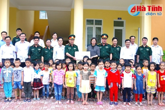 Trao quà cho xã Thạch Thắng và Trường Mầm non