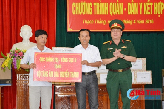 Trao quà cho xã Thạch Thắng và Trường Mầm non