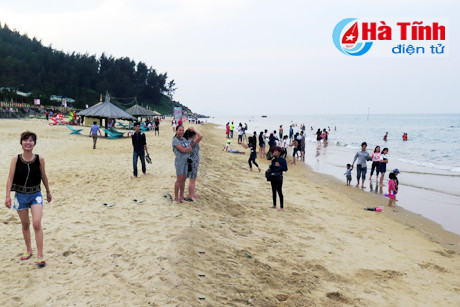 lanh dao so tn mt ha tinh tam bien an hai san o thien cam