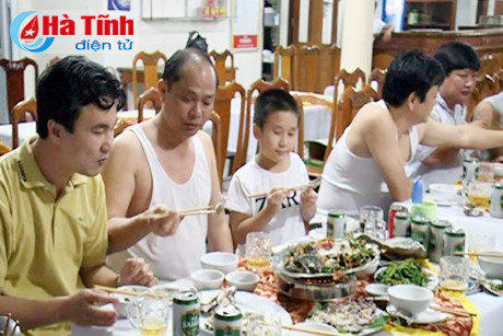 lanh dao so tn mt ha tinh tam bien an hai san o thien cam