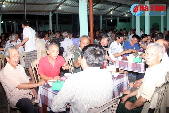 Đoàn khách trong và ngoài tỉnh ăn hải sản tại Thiên Cầm