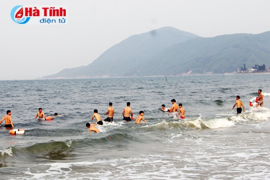 Du khách vẫn hào hứng với biển