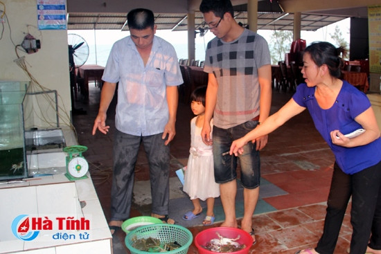 Thực khách chọn hải sản tại nhà hàng Hùng Hằng