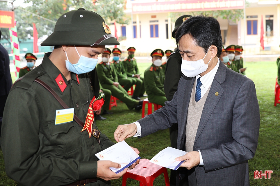 Phó Bí thư Thường trực Tỉnh ủy Trần Thế Dũng dự ngày hội tòng quân ở TX Kỳ Anh