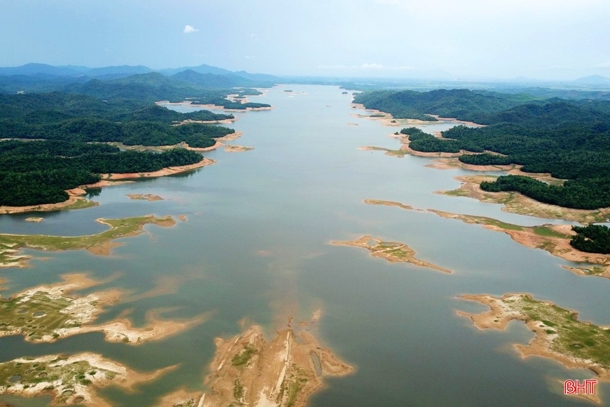 Thế nhưng, ít ai biết rằng, ẩn sâu dưới mặt nước hồ Kẻ Gỗ phẳng lặng ấy là một tọa độ lửa năm xưa – dấu tích của sân bay dã chiến Libi - nơi ghi dấu khúc tráng ca bi hùng của bộ đội, thanh niên xung phong, công nhân, dân công hỏa tuyến và người dân địa phương trong những năm tháng chống Mỹ cứu nước.