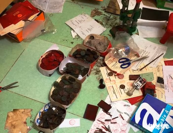 Phá đường dây làm giả bằng cấp có hơn ngàn con dấu