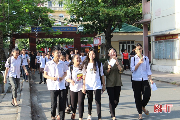 Kết thúc buổi đầu thi vào lớp 10 THPT: Đề thi bám sát chuẩn kiến thức