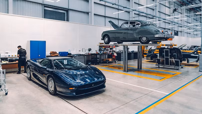 Một vòng trung tâm xe cổ lớn nhất của Jaguar Land Rover