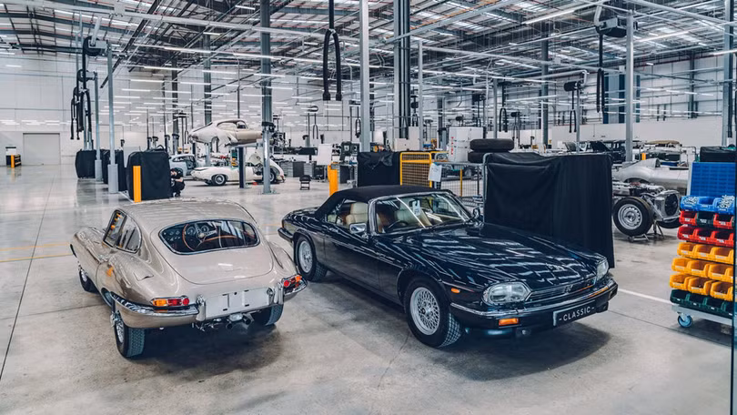 Một vòng trung tâm xe cổ lớn nhất của Jaguar Land Rover