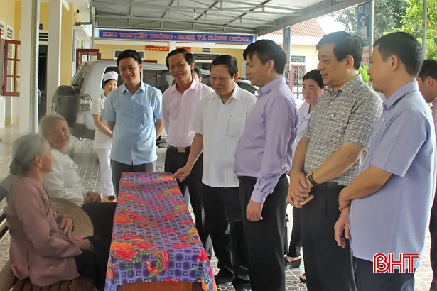 Trước đó, trong buổi sáng cùng ngày, đoàn công tác Bộ Y tế cũng đã đi thăm, kiểm tra, giám sát và động viên một số bệnh nhân đang điều trị tại Trạm Y tế thị trấn Phố Châu, Trạm Y tế xã Sơn Kim 1 và Trạm Y tế xã Sơn Diệm. Tại các điểm đến, đoàn đánh giá khá cao sự nỗ của các trạm y tế, chính quyền địa phương trong công tác chăm sóc sức khỏe ban đầu cho nhân dân; việc xây dựng khuôn viên, cảnh quan trạm xá và việc thực hiện các nhiệm vụ được giao khác. Đồng thời, tiếp thu, ghi nhận những kiến nghị, đề xuất có liên quan đến công tác chăm sóc sức khỏe cho nhân dân từ các cơ sở y tế, nhất là về trang thiết bị, cơ sở hạ tầng, đội ngũ y bác sỹ... (Trong ảnh: Thứ trưởng Bộ Y tế Nguyễn Viết Tiến kiểm tra tại Trạm Y tế thị trấn Phố Châu) Bệnh viện Đa khoa Hương Sơn trở thành vệ tinh của Bệnh viện E