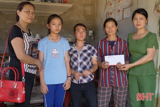 Hội Phụ nữ Hà Tĩnh tại Đức tặng quà cho các gia đình khó khăn