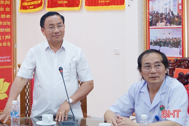 Trao 10 máy chạy thận nhân tạo và máy pha dịch cho BVĐK Hà Tĩnh