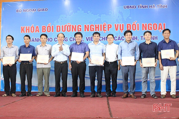 Bồi dưỡng nghiệp vụ cho cán bộ ngoại giao khu vực miền Trung