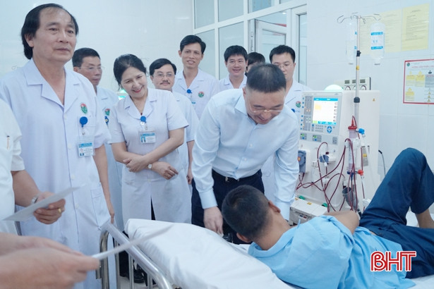Trao 10 máy chạy thận nhân tạo và máy pha dịch cho BVĐK Hà Tĩnh