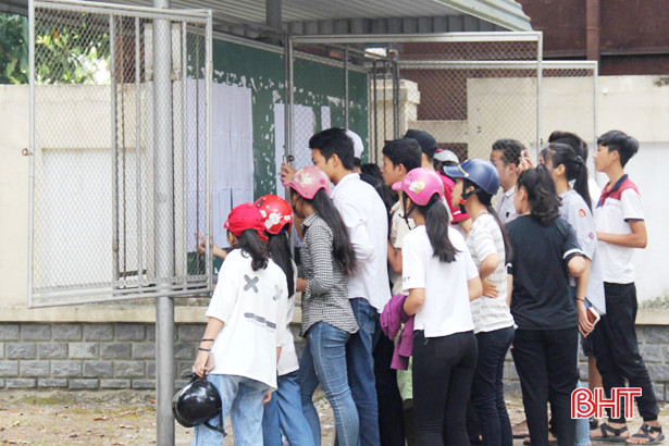 Gần 17 nghìn thí sinh Hà Tĩnh làm thủ tục thi vào lớp 10 THPT