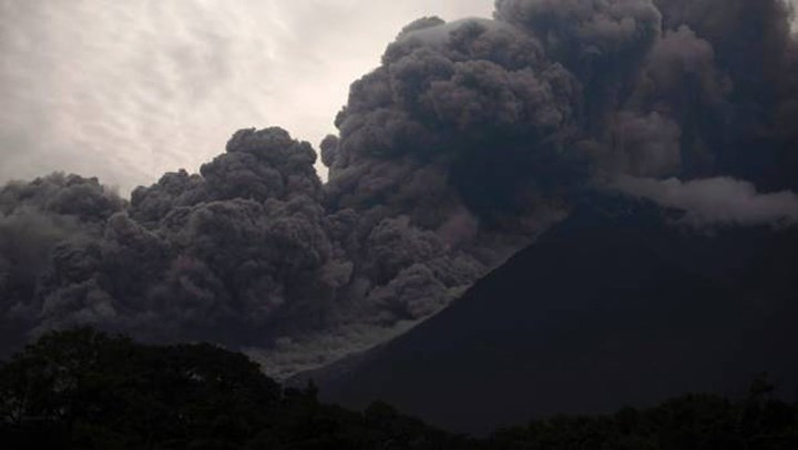 Kinh hoàng núi lửa Guatemala phun trào làm hàng trăm người thương vong
