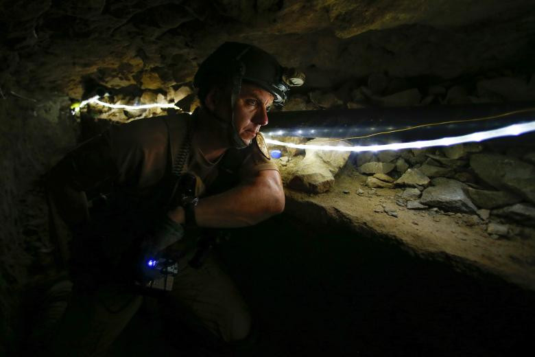 Bên trong đường hầm xuyên biên giới Mỹ-Mexico