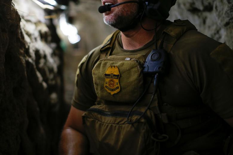 Bên trong đường hầm xuyên biên giới Mỹ-Mexico