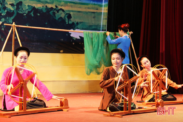 Gần 500 nghệ nhân, diễn viên tham gia Liên hoan Dân ca ví, giặm huyện Nghi Xuân