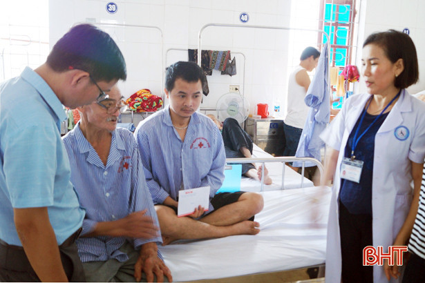 Hội Phụ nữ Hà Tĩnh tại Đức tặng quà cho các gia đình khó khăn