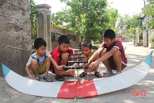 Thi thả diều sáo tại lễ hội đền Chiêu Trưng Đại vương Lê Khôi