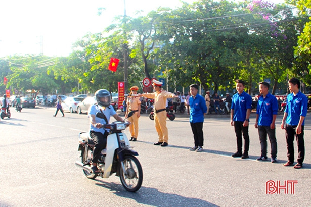 Kết thúc buổi đầu thi vào lớp 10 THPT: Đề thi bám sát chuẩn kiến thức