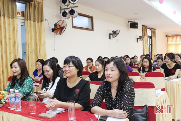 Hỗ trợ kiến thức để phụ nữ tham gia giải quyết các vấn đề xã hội