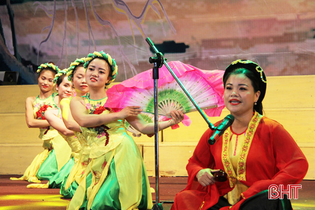 Gần 500 nghệ nhân, diễn viên tham gia Liên hoan Dân ca ví, giặm huyện Nghi Xuân