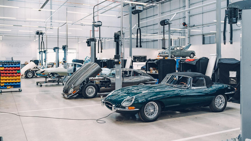 Một vòng trung tâm xe cổ lớn nhất của Jaguar Land Rover