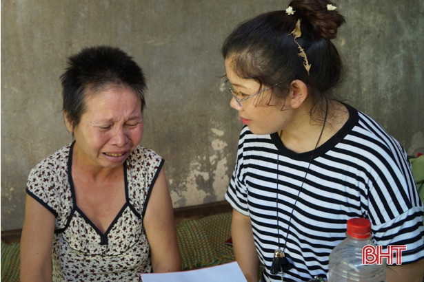 Hội Phụ nữ Hà Tĩnh tại Đức tặng quà cho các gia đình khó khăn