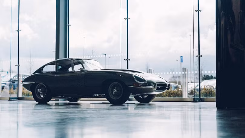 Một vòng trung tâm xe cổ lớn nhất của Jaguar Land Rover