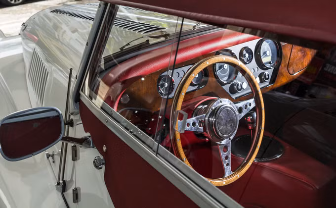 Morgan Plus 4 - xe mui trần hàng hiếm đầu tiên về Việt Nam