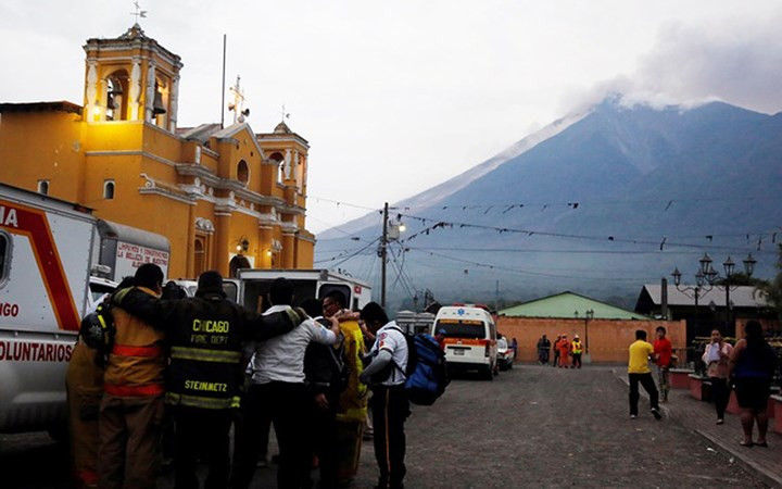 Kinh hoàng núi lửa Guatemala phun trào làm hàng trăm người thương vong