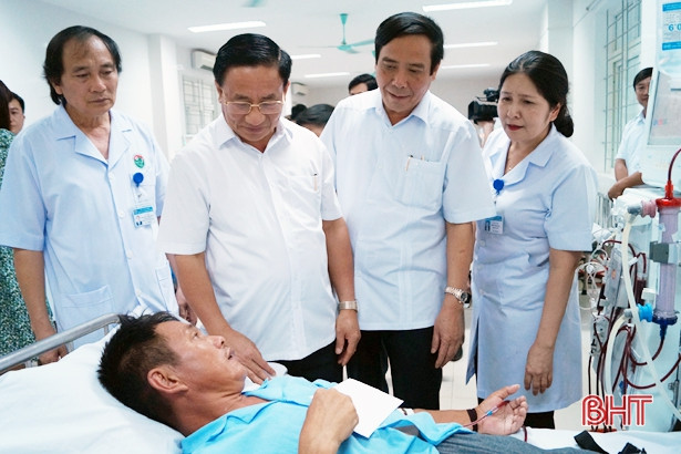 Trao 10 máy chạy thận nhân tạo và máy pha dịch cho BVĐK Hà Tĩnh