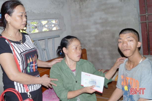 Hội Phụ nữ Hà Tĩnh tại Đức tặng quà cho các gia đình khó khăn