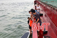 2 bố con được cứu sống sau một đêm lênh đênh trên biển