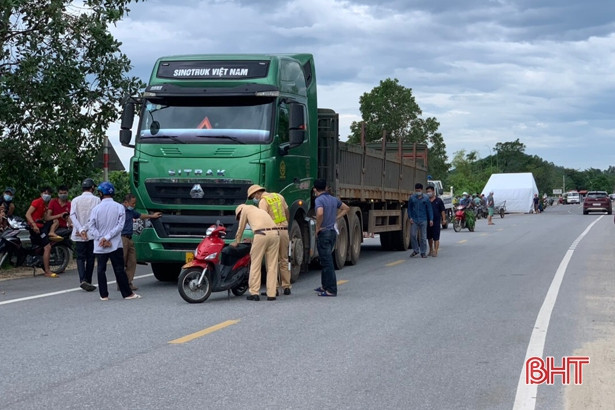 Va chạm với xe đầu kéo, giáo viên ở huyện miền núi Hà Tĩnh tử vong