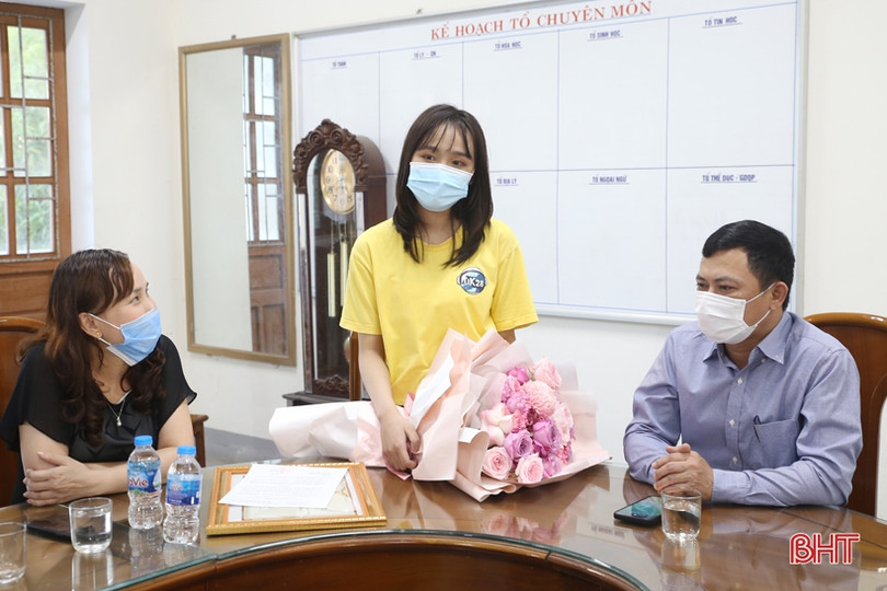 Nữ sinh Hà Tĩnh giành 3 điểm 10 khối B vinh dự nhận bằng khen của Chủ tịch UBND tỉnh