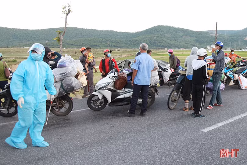 Tiếp tế đồ ăn, nước uống, dẫn đoàn người đi xe máy về từ vùng dịch các tỉnh phía Nam rời Hà Tĩnh an toàn