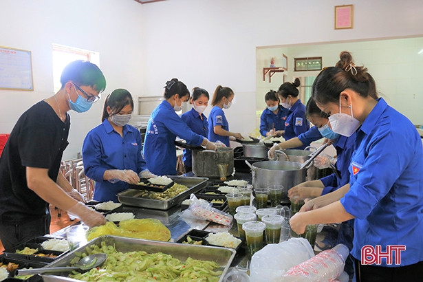 120 suất cơm nghĩa tình cho công dân hồi hương đang cách ly tập trung ở Thạch Hà