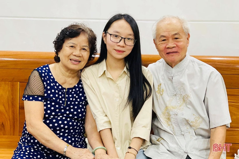 Nữ thủ khoa khối C ở Hà Tĩnh: “Bố vất vả nên em phải nỗ lực học thật giỏi”!