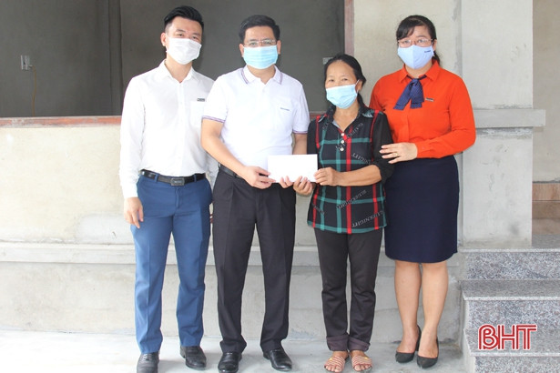 Sacombank bàn giao 6 nhà nhân ái cho người nghèo Hà Tĩnh