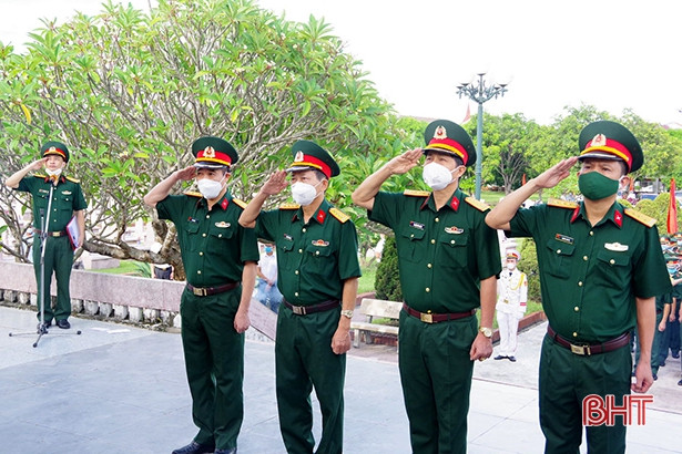 Cán bộ, chiến sỹ LLVT Hà Tĩnh dâng hương tưởng niệm Bác Hồ và các anh hùng, liệt sỹ