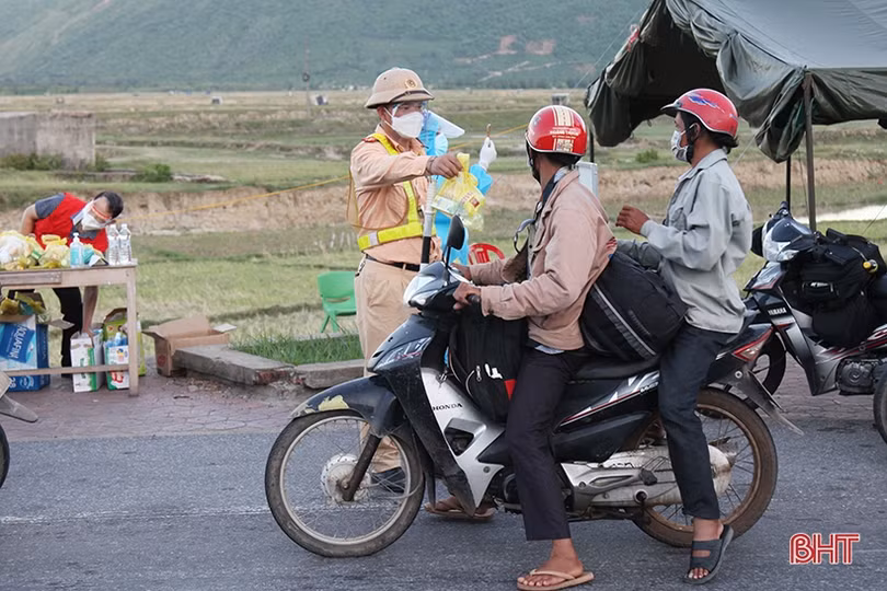 Tiếp tế đồ ăn, nước uống, dẫn đoàn người đi xe máy về từ vùng dịch các tỉnh phía Nam rời Hà Tĩnh an toàn