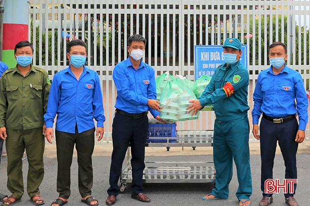 120 suất cơm nghĩa tình cho công dân hồi hương đang cách ly tập trung ở Thạch Hà