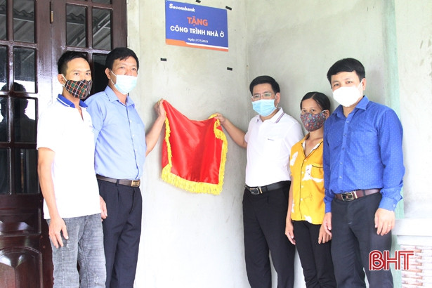 Sacombank bàn giao 6 nhà nhân ái cho người nghèo Hà Tĩnh