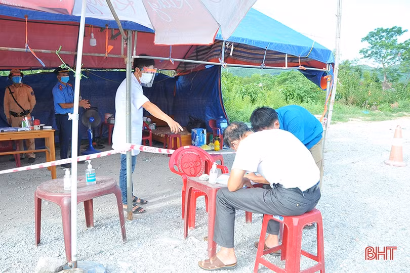 Hà Tĩnh lập chốt ở cửa ngõ phía Tây, kiểm soát chặt phương tiện về từ vùng dịch