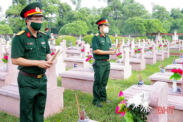 Cán bộ, chiến sỹ LLVT Hà Tĩnh dâng hương tưởng niệm Bác Hồ và các anh hùng, liệt sỹ