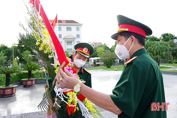 Cán bộ, chiến sỹ LLVT Hà Tĩnh dâng hương tưởng niệm Bác Hồ và các anh hùng, liệt sỹ